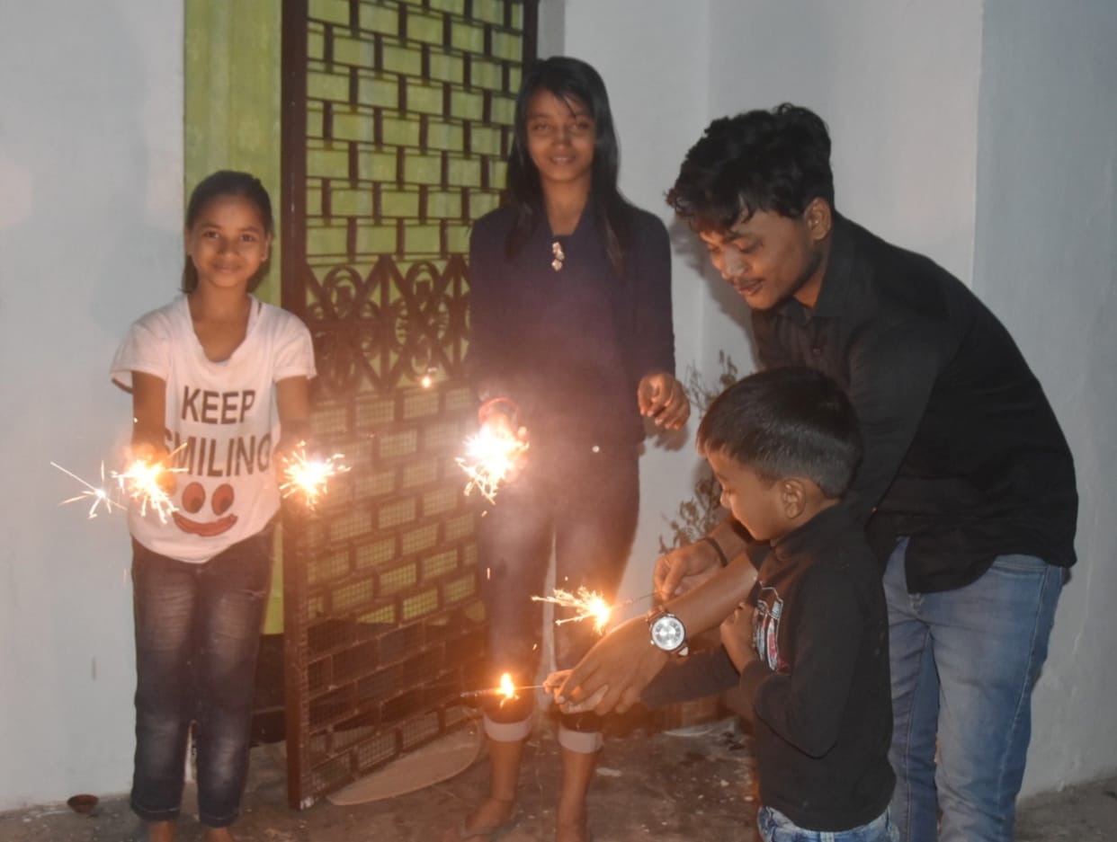 Deepawali: Lamps lit from house to house, people wished for happiness and prosperity