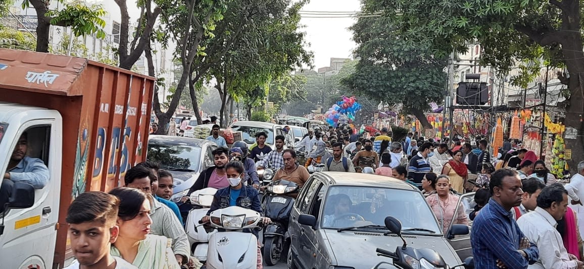 Market buzzing on Diwali