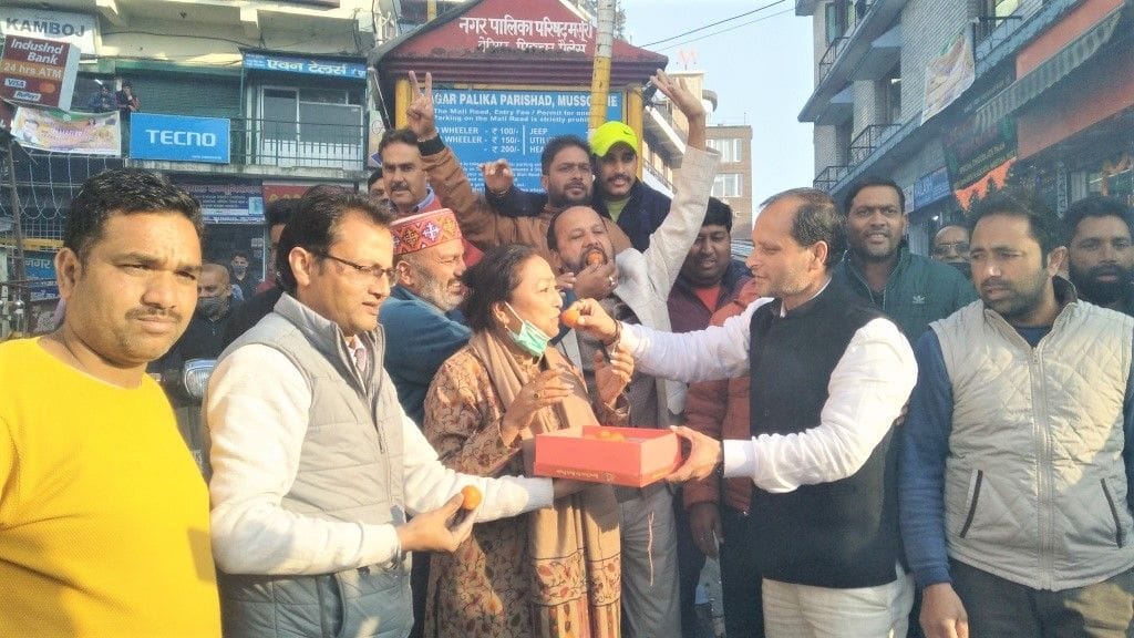 Congressmen, excited by the victory in Himachal, distributed sweets