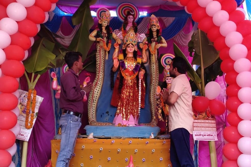Devotees arrived in the pandals for the darshan of Goddess Lakshmi