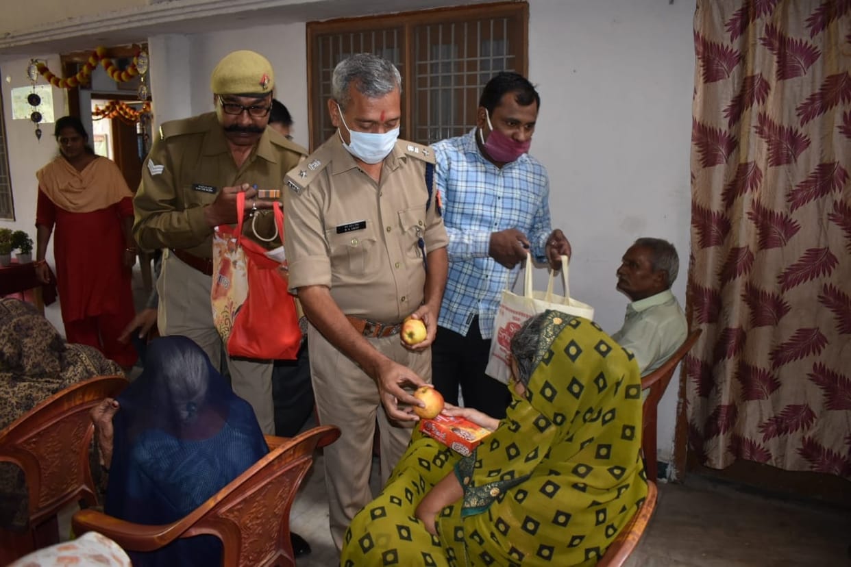 SP distributed sweets by visiting old age home