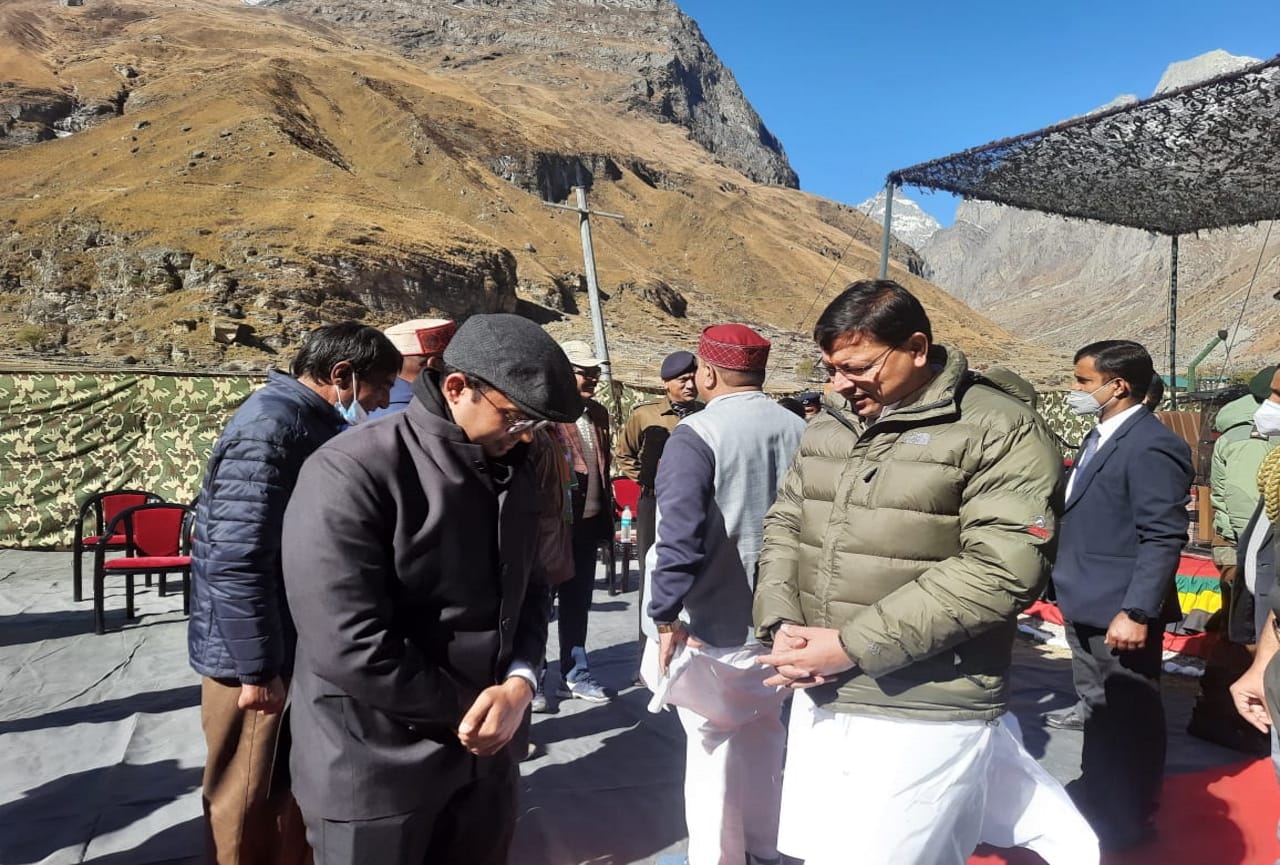 diwali 2021: uttarakhand governor and chief minister reacher mana to celebrate diwali with army soilders, see photos