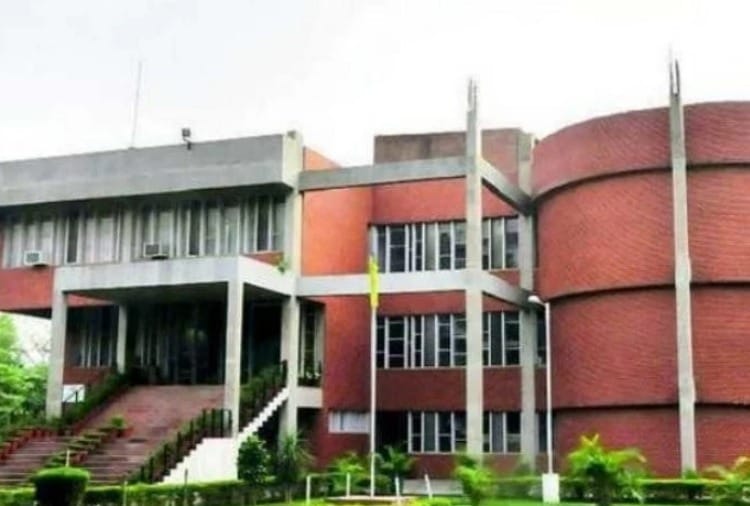 Students seeking information about Industrial Design course in Punjab Engineering College
