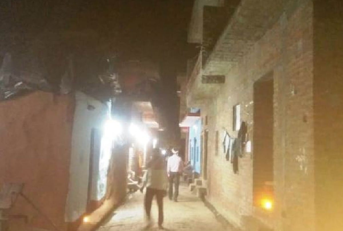 district administration has installed generators in tulai village of Etah for electricity on diwali