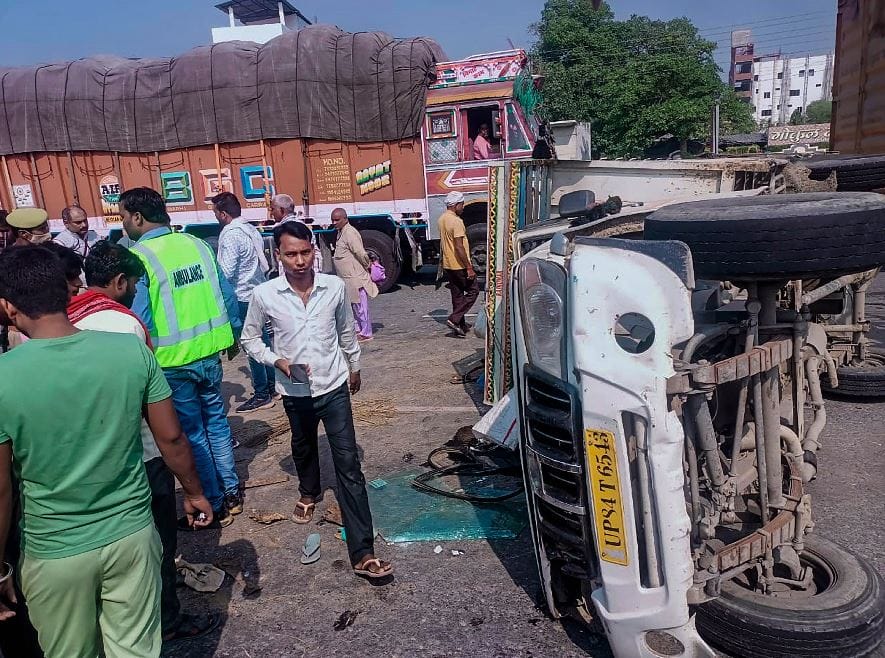 Road accident in varanasi  Four dead due to overturning of pickup Relatives returned to Bihar with dead bodies