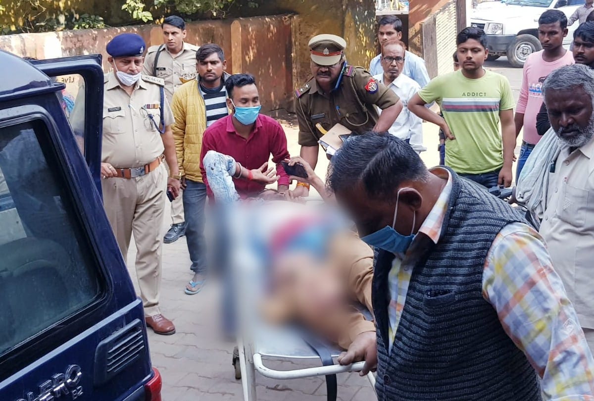 One killed and nine injured in two car collision in etah