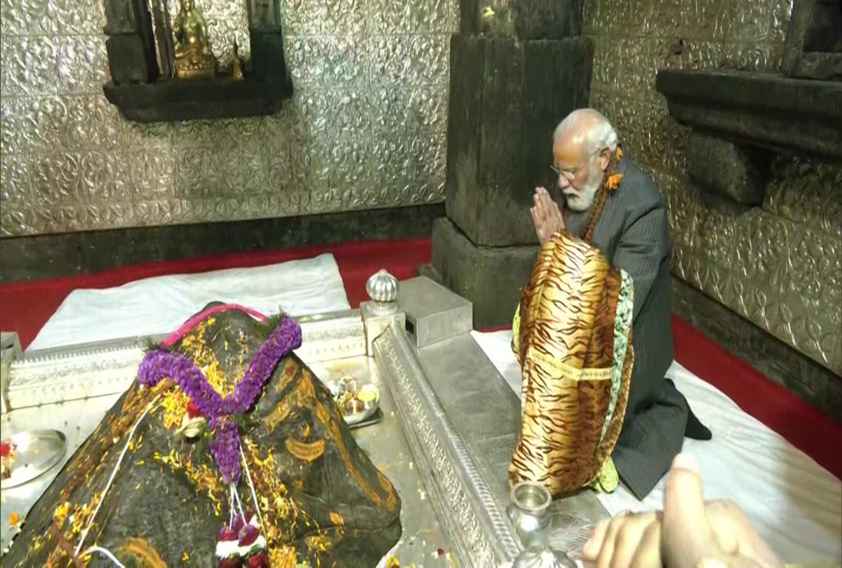 PM Modi in Kedarnath Visited the sanctum sanctorum CM expressed gratitude laid the foundation stone of projects see photos