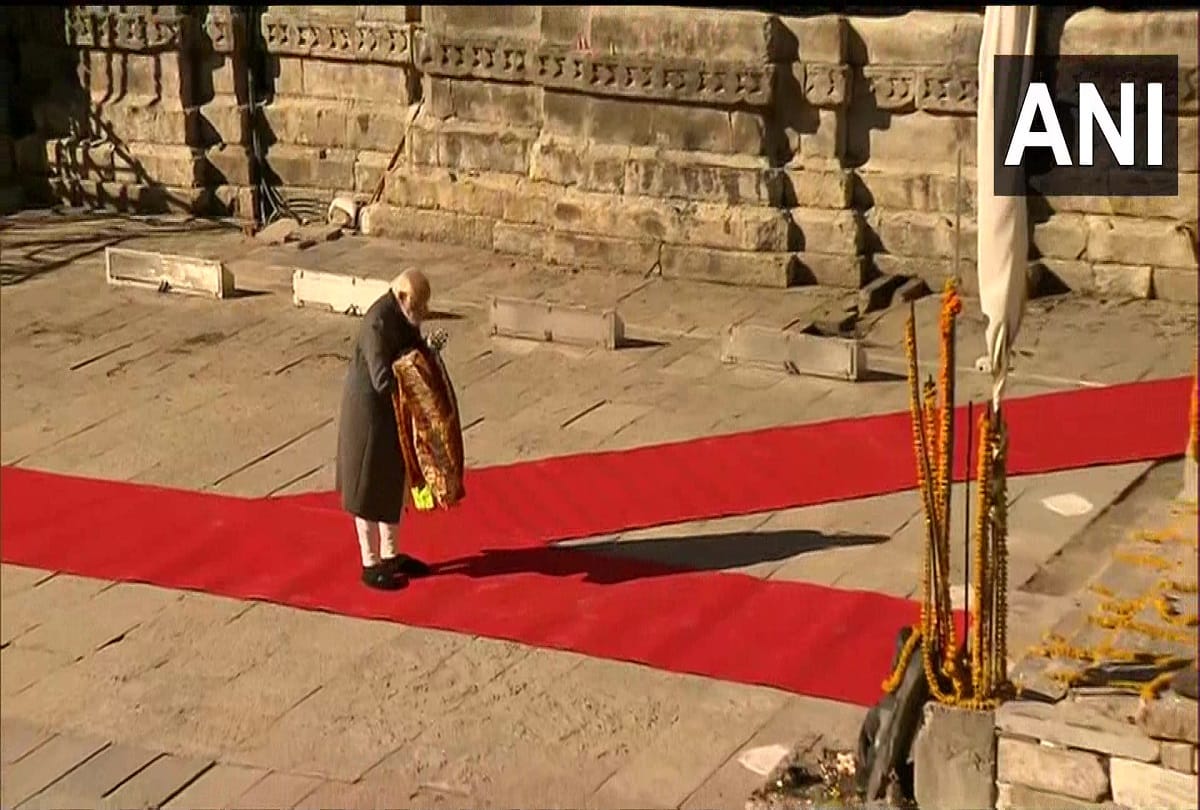 PM Modi in Kedarnath Visited the sanctum sanctorum CM expressed gratitude laid the foundation stone of projects see photos