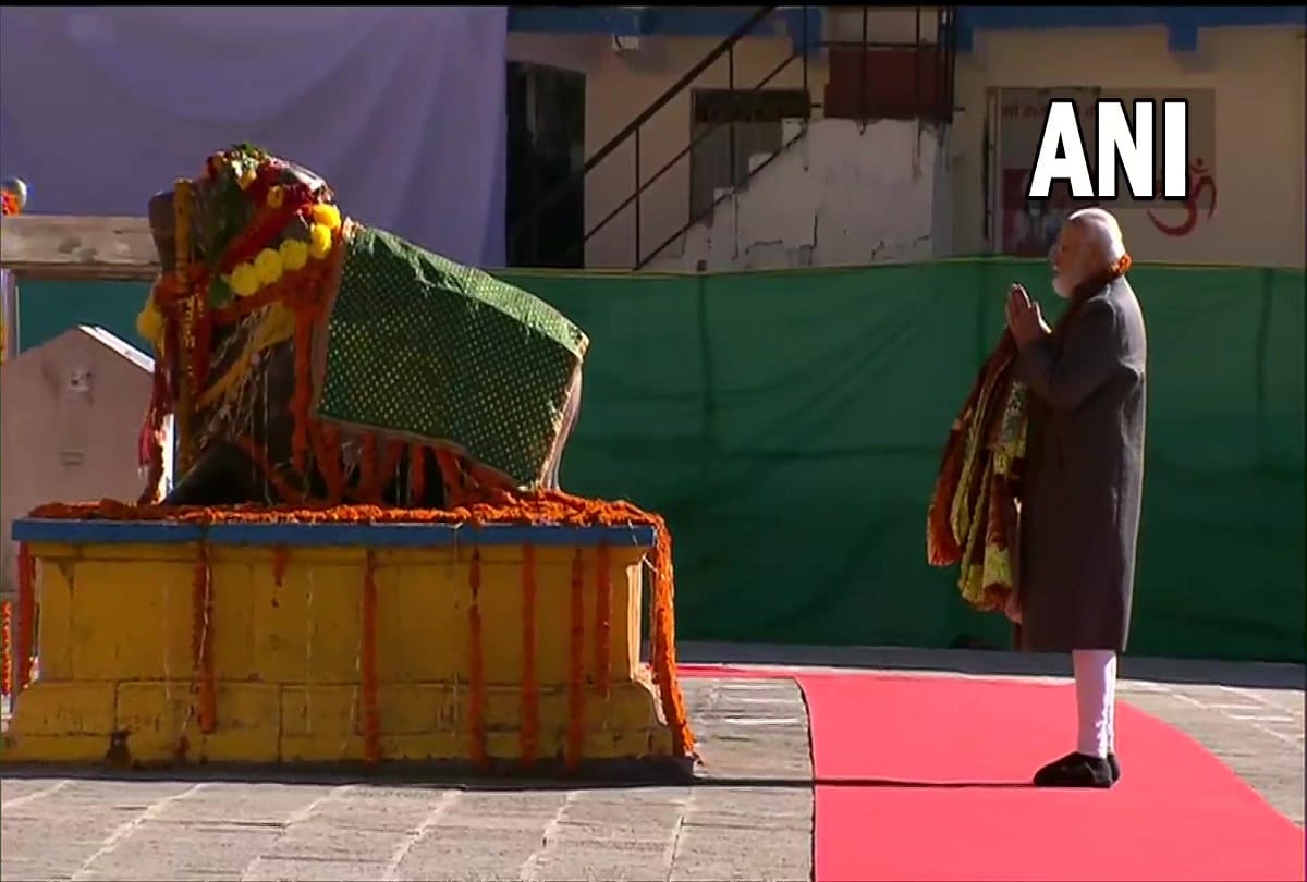 PM Modi in Kedarnath Visited the sanctum sanctorum CM expressed gratitude laid the foundation stone of projects see photos