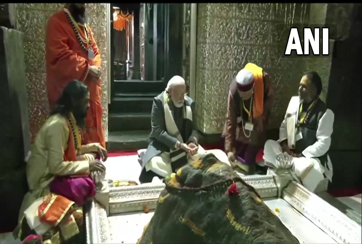 PM Modi in Kedarnath Visited the sanctum sanctorum CM expressed gratitude laid the foundation stone of projects see photos
