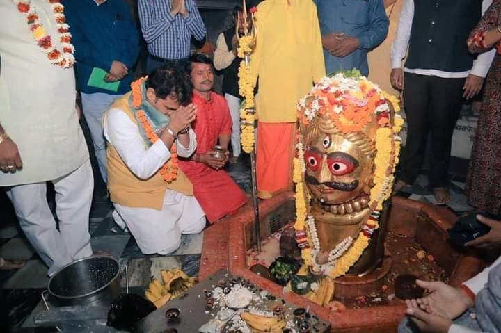 Mathura: Energy Minister worshiped Giriraj ji by milking