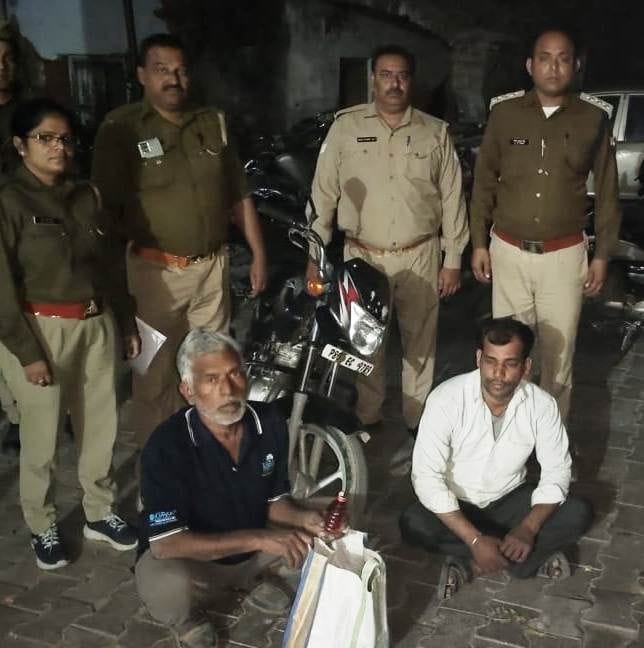 Hathras: Two people arrested with 25 pounds of alcohol