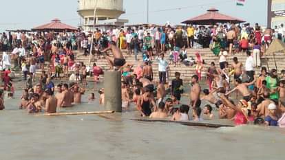 ब्रजघाट में कार्तिक अमावस्या पर ब्रजघाट में गंगा स्नान करते श्रद्धालु। संवाद