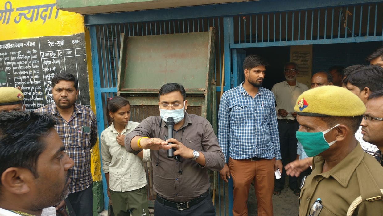 Hathras: Scuffle for manure, SDM queued and distributed