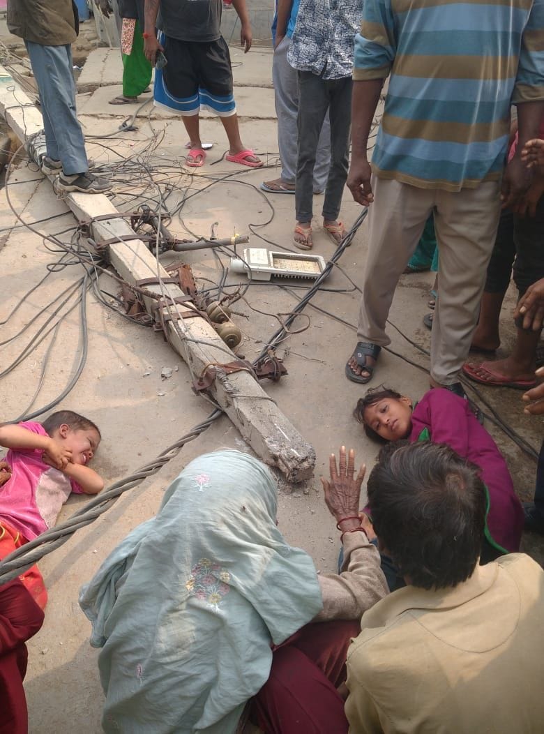 Hathras: Electric pole fell in Bhagat Colony, two girls injured