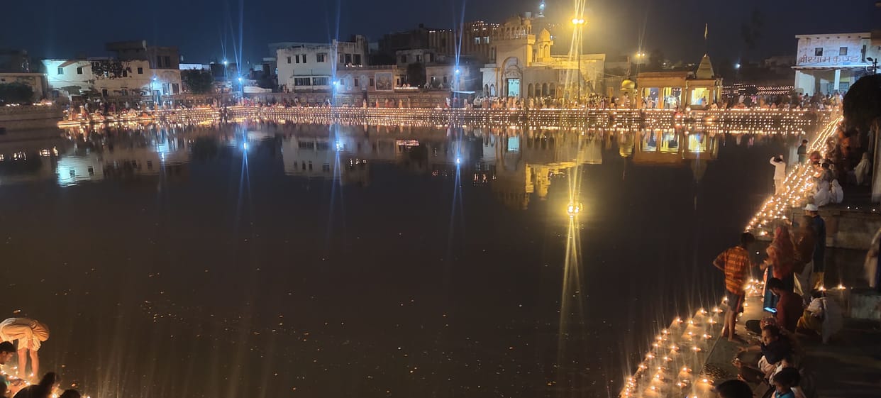 Mathura: The garland of lamps spread aura in Radhakund