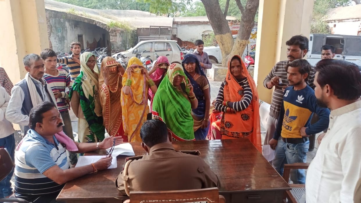 Hathras: Woman assaulted in Gursauti, women reached Kotwali