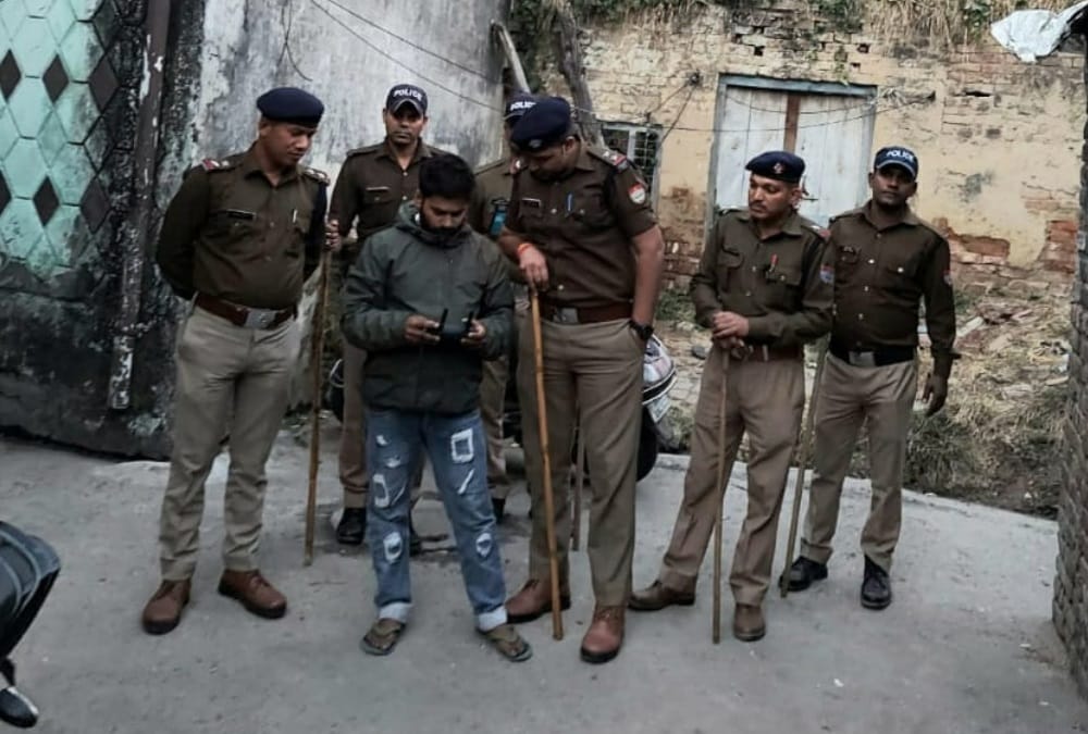 Diwali 2021: Ruckus Stone pelting and Panic during flirting with women Doing fireworks in Haridwar