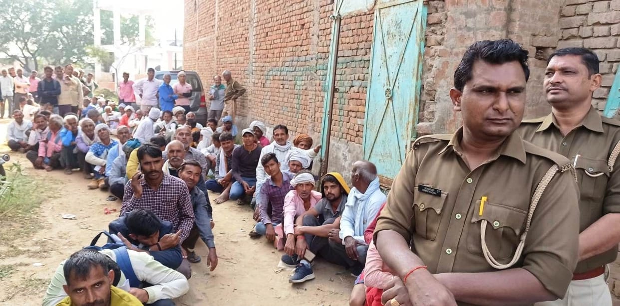 Hathras: Uproar for fertilizer, police got it distributed by installing a line