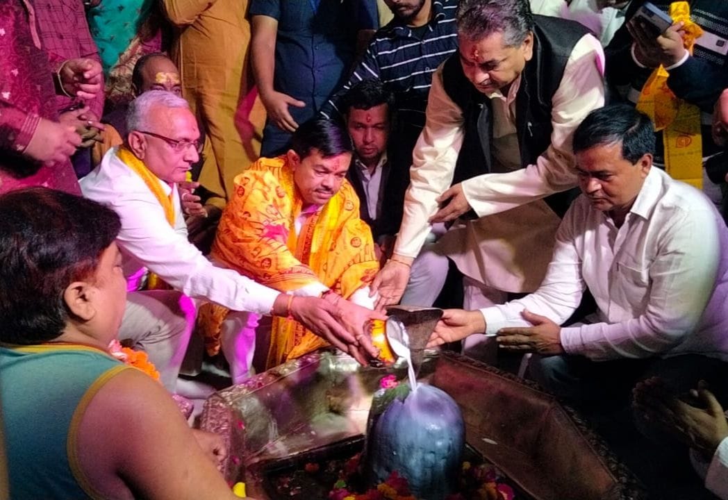 Mathura: Union Minister worshiped at Gopeshwar temple