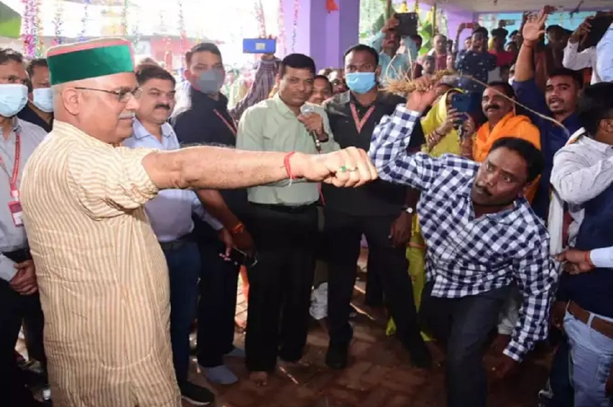 chhattisgarh cm bhupesh baghel whipped on govardhan puja in durg