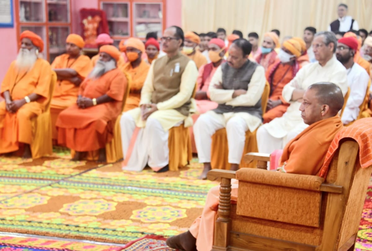CM Yogi watched live PM Modi Kedarnath Yatra in Gorakhpur