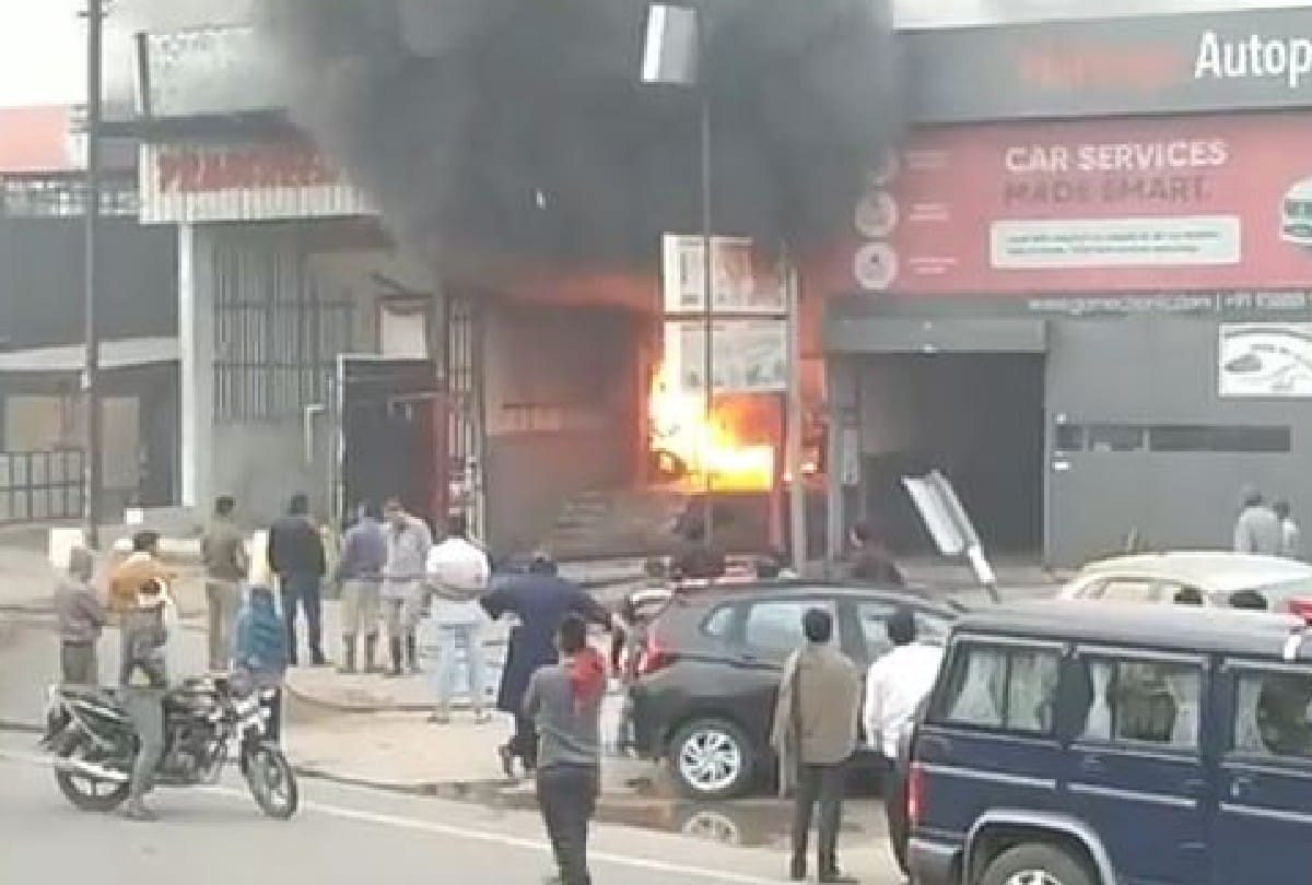 Fire broke out in tire godown in Agra