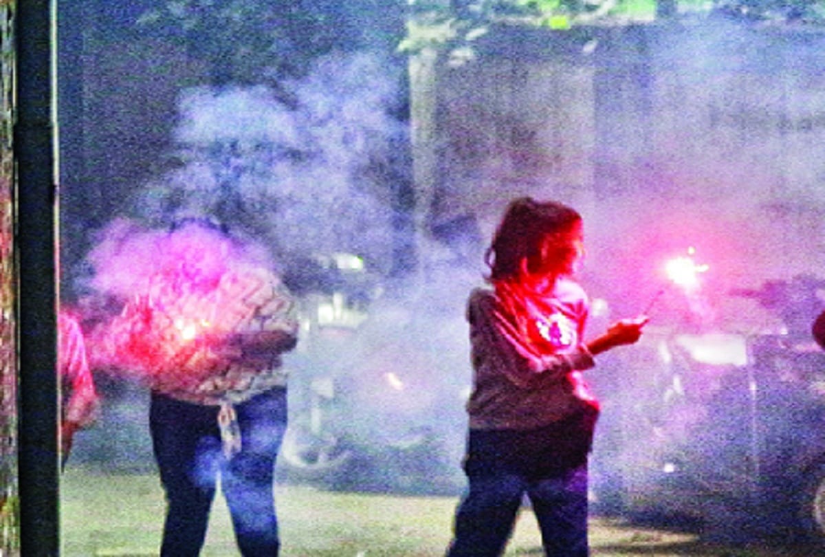 deepawali 2021 163 people burnt by fireworks in Delhi