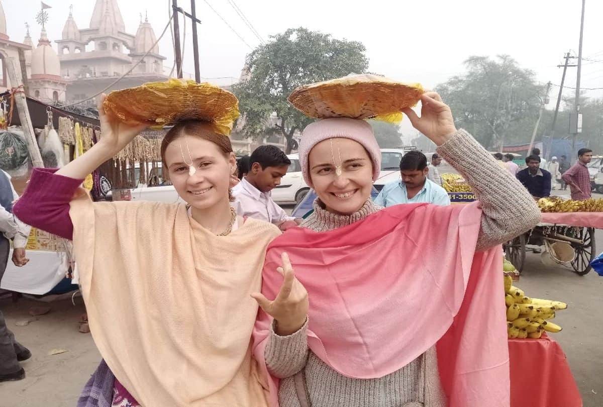 Foreign Devotees Worship Govardhan Poja Annakut Mahotsav