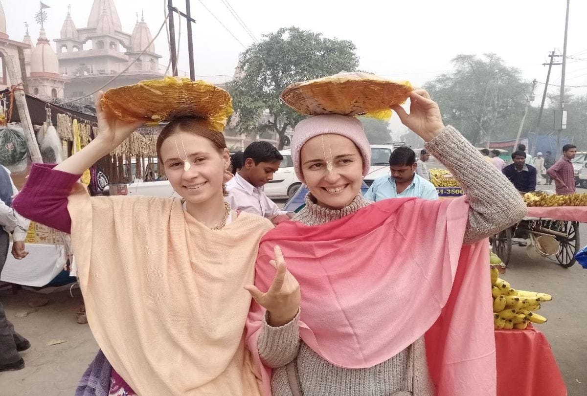 Foreign Devotees Worship Govardhan Poja Annakut Mahotsav