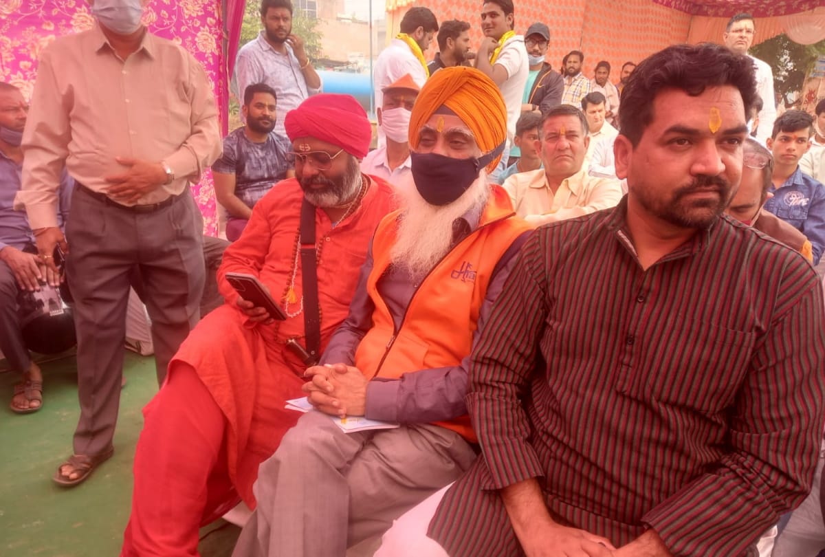 Gurugram namaz dispute no namaz at sector 12 chowk hindu organisations perform govardhan puja there kapil mishra also there
