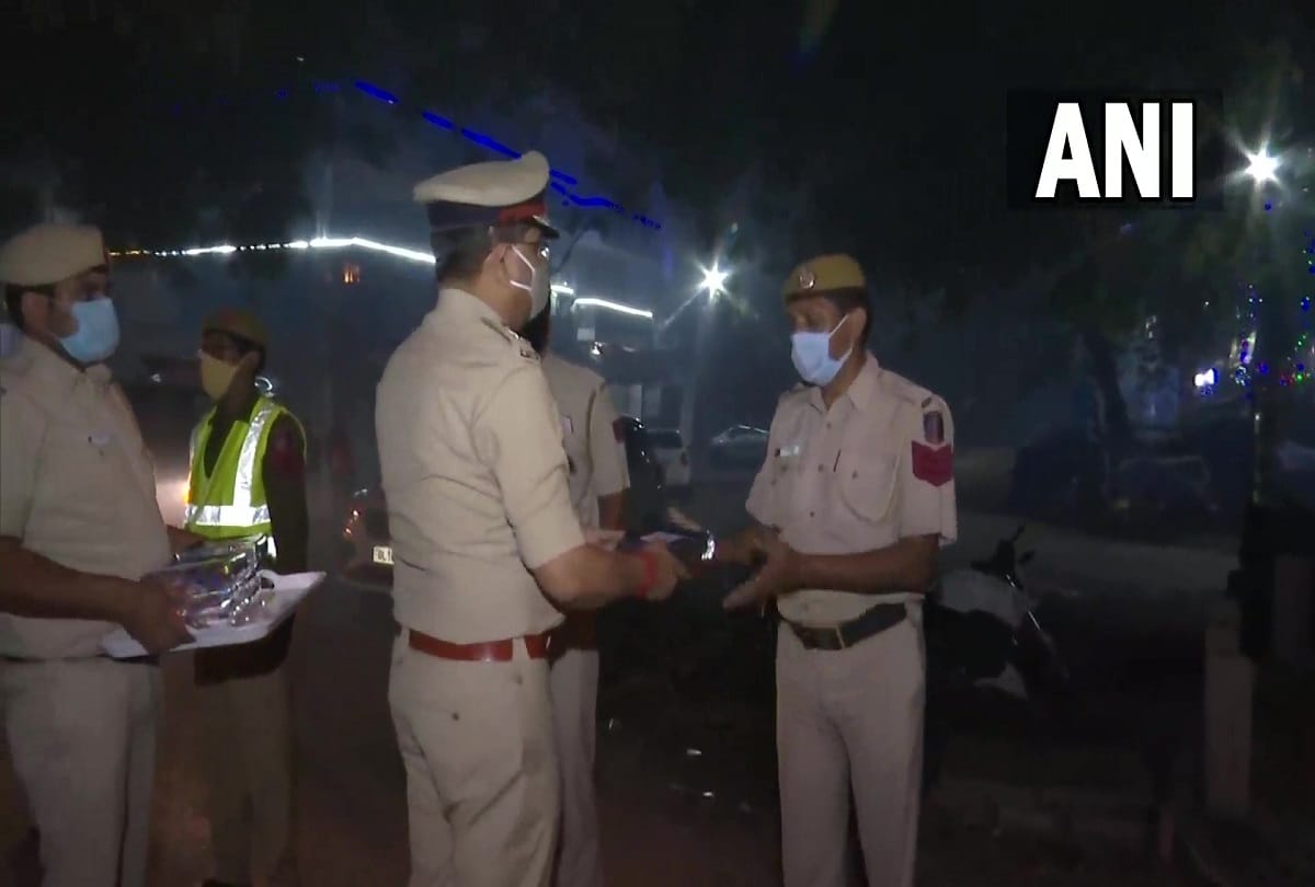 delhi cp rakesh asthana distributes sweets to staff deployed for night patrolling