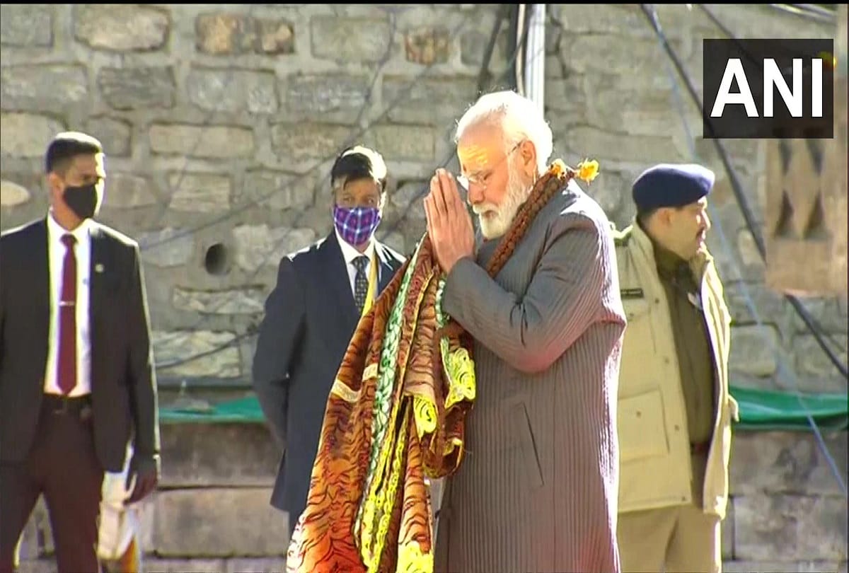 PM Modi in Kedarnath Visited the sanctum sanctorum CM expressed gratitude laid the foundation stone of projects see photos
