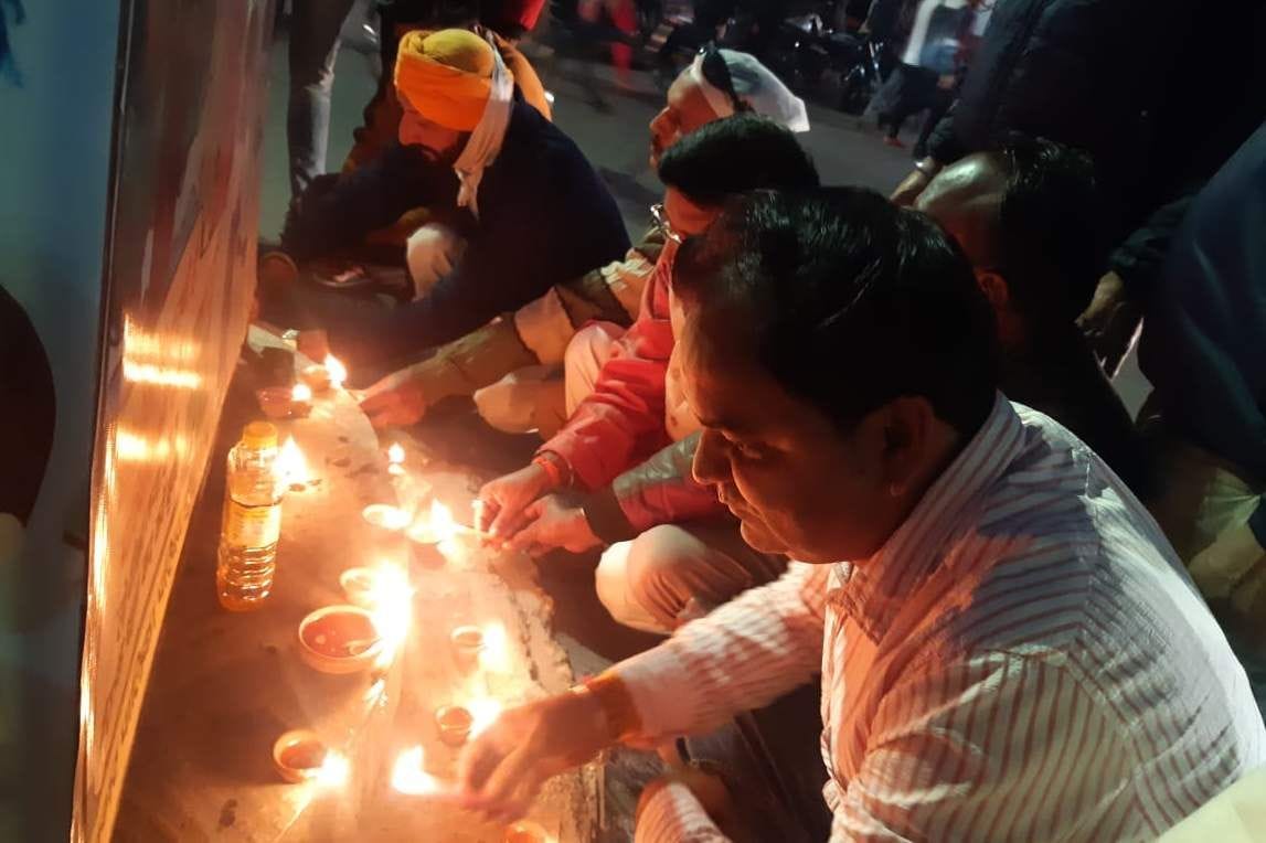 Tribute paid to martyrs by lighting diyas at Nagar Chowk