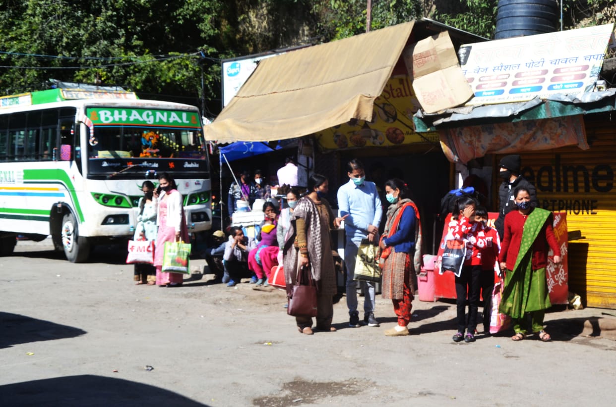 People kept waiting for buses in Solan on Gowardhan pooja and Vishawkarma day