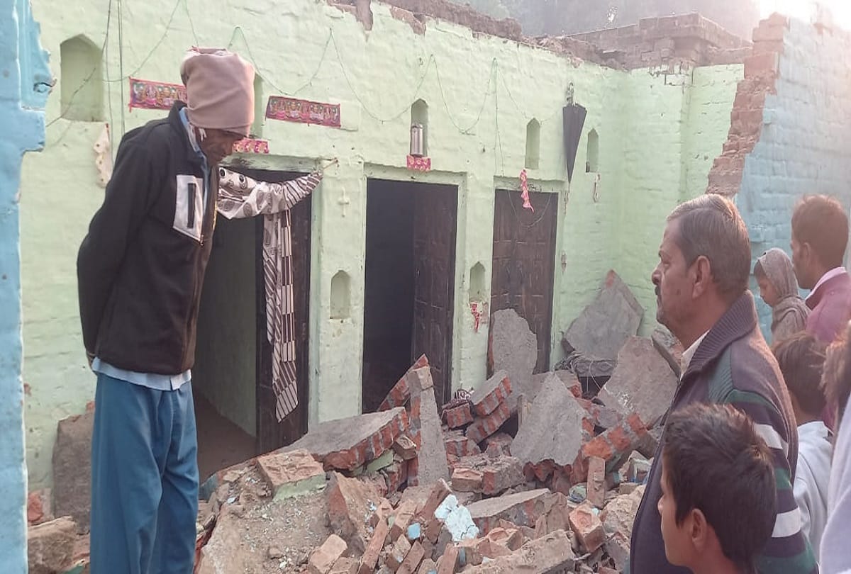Rampur Three brothers and sisters buried under debris due to falling of damaged lantern in Anwa village of Shahbad one dead