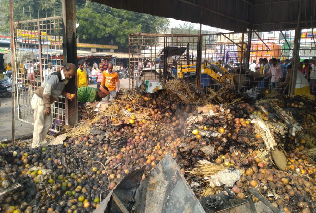 Fierce fire broke out in fruit market Gorakhpur
