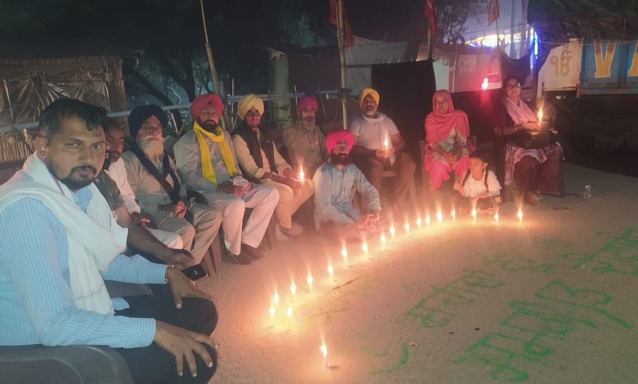 Farmers paid tribute to the martyrs of the movement by lighting lamps