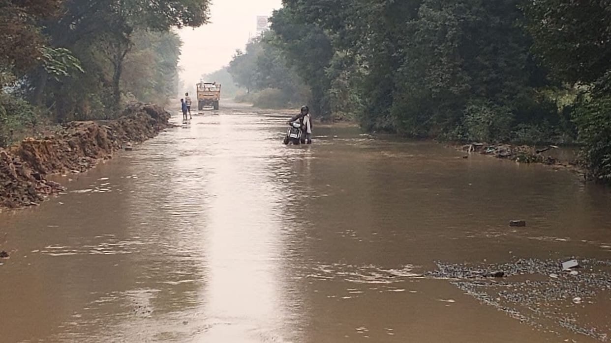 Water filled on Jind-Rohtak road, administration does not care