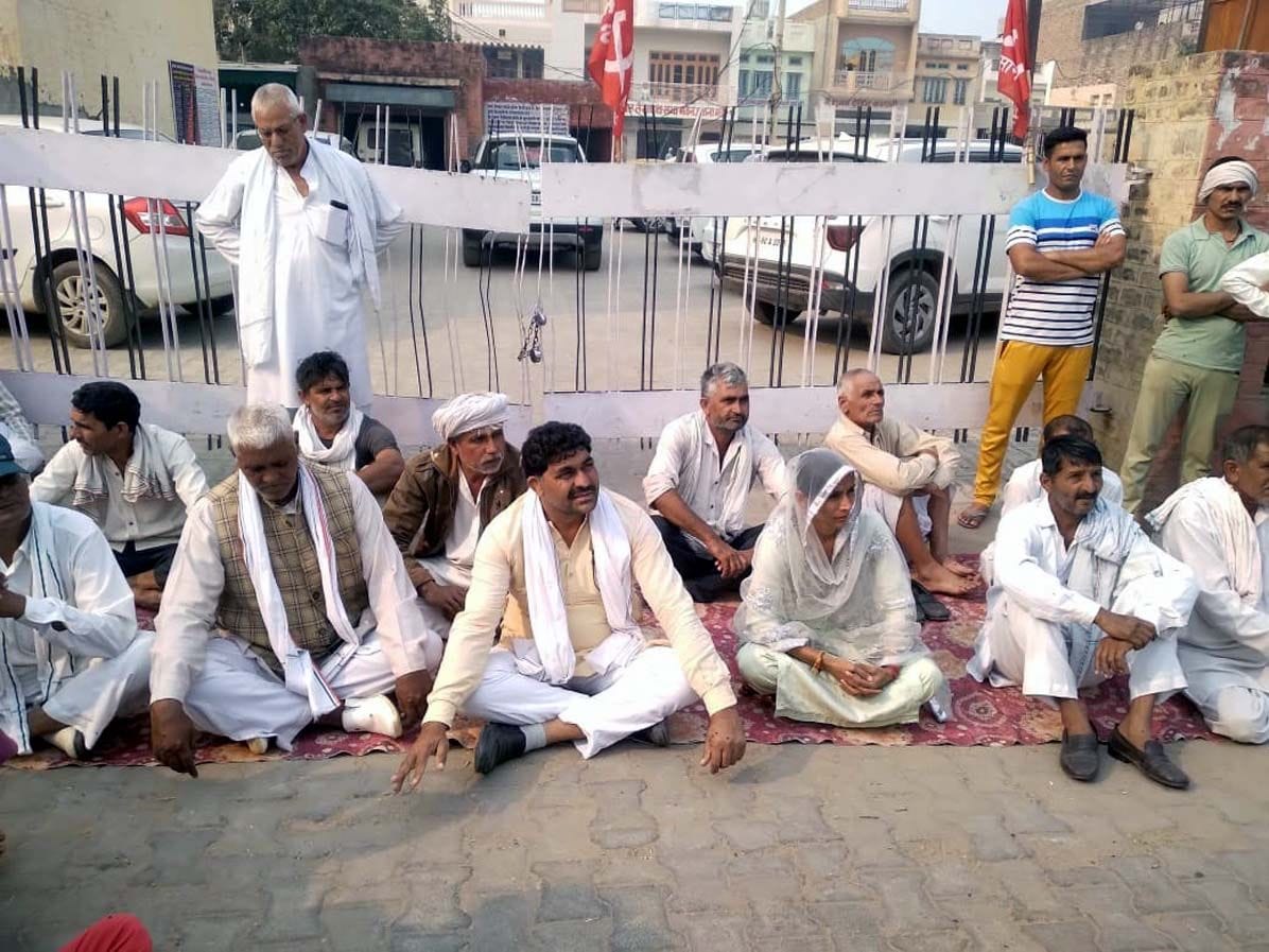 Farmers put a lock on the gate of the market committee, jammed the highway