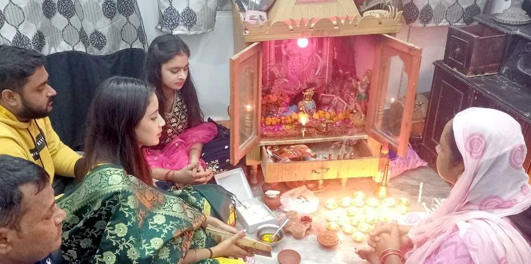 Worshiping Maa Mahalakshmi and Lord Ganesha and wishing for happy prosperity