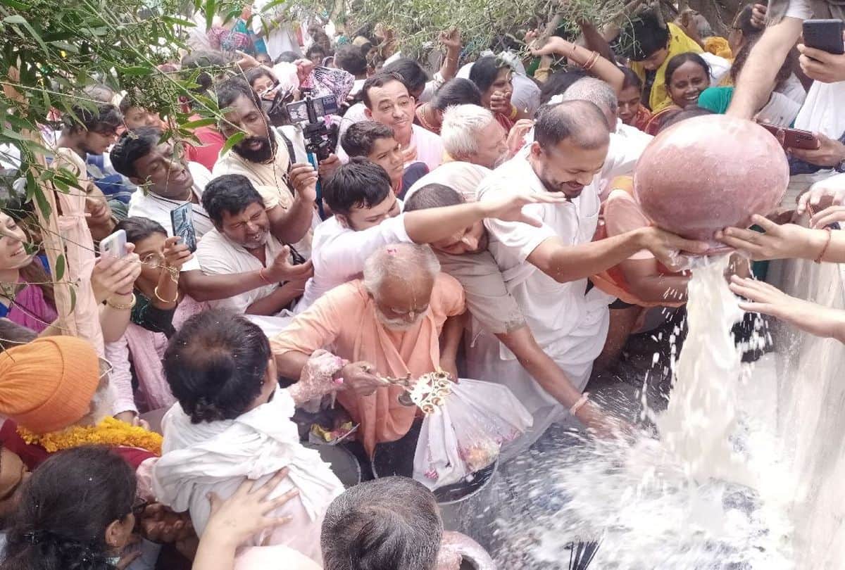 Foreign Devotees Worship Govardhan Poja Annakut Mahotsav