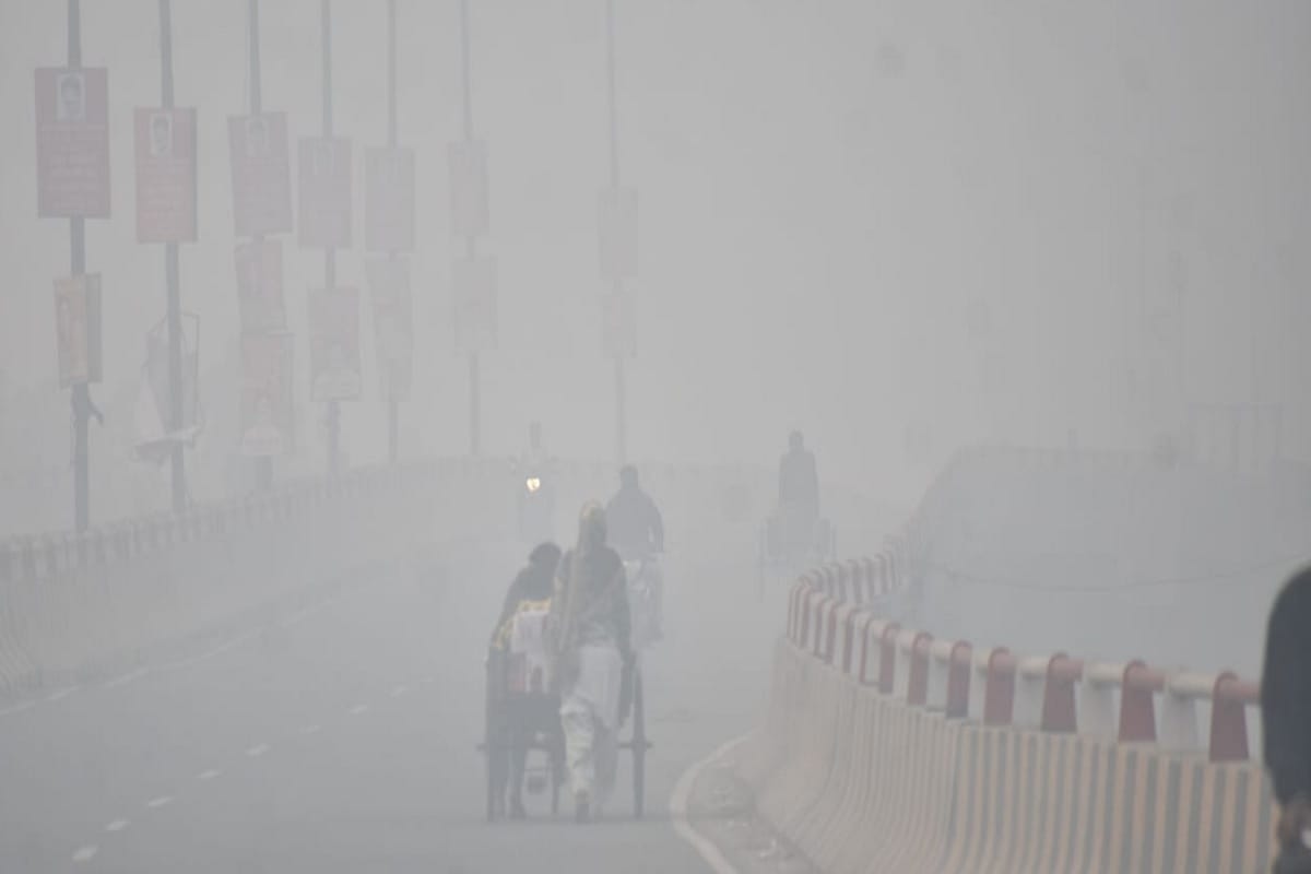 UP News: Firecrackers were burst on the day of Diwali and the air quality index has crossed 400 of Meerut city