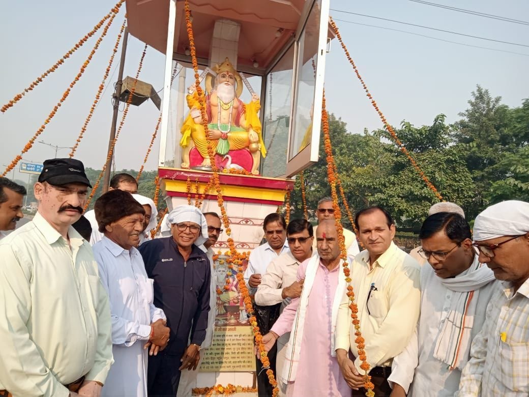 Offering flower garlands to the idol of Lord Vishwakarma