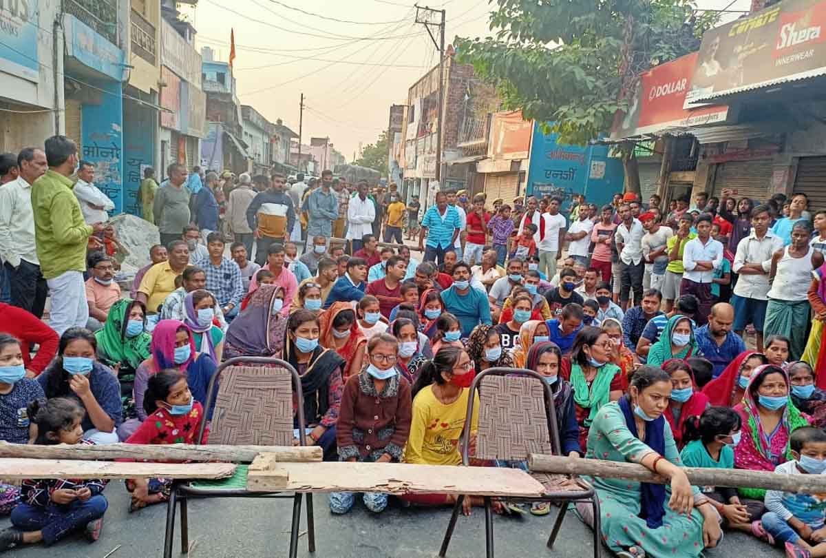 Unnao: Four traders was died in a road accident, angry relatives blocked the road