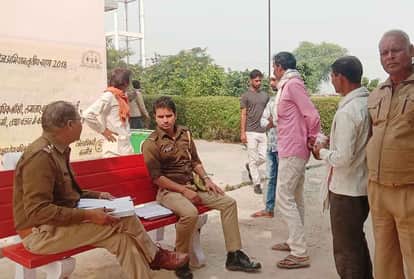 पोस्टमार्टम हाउस में परिजनों से पूछताछ करते पुलिसकर्मी