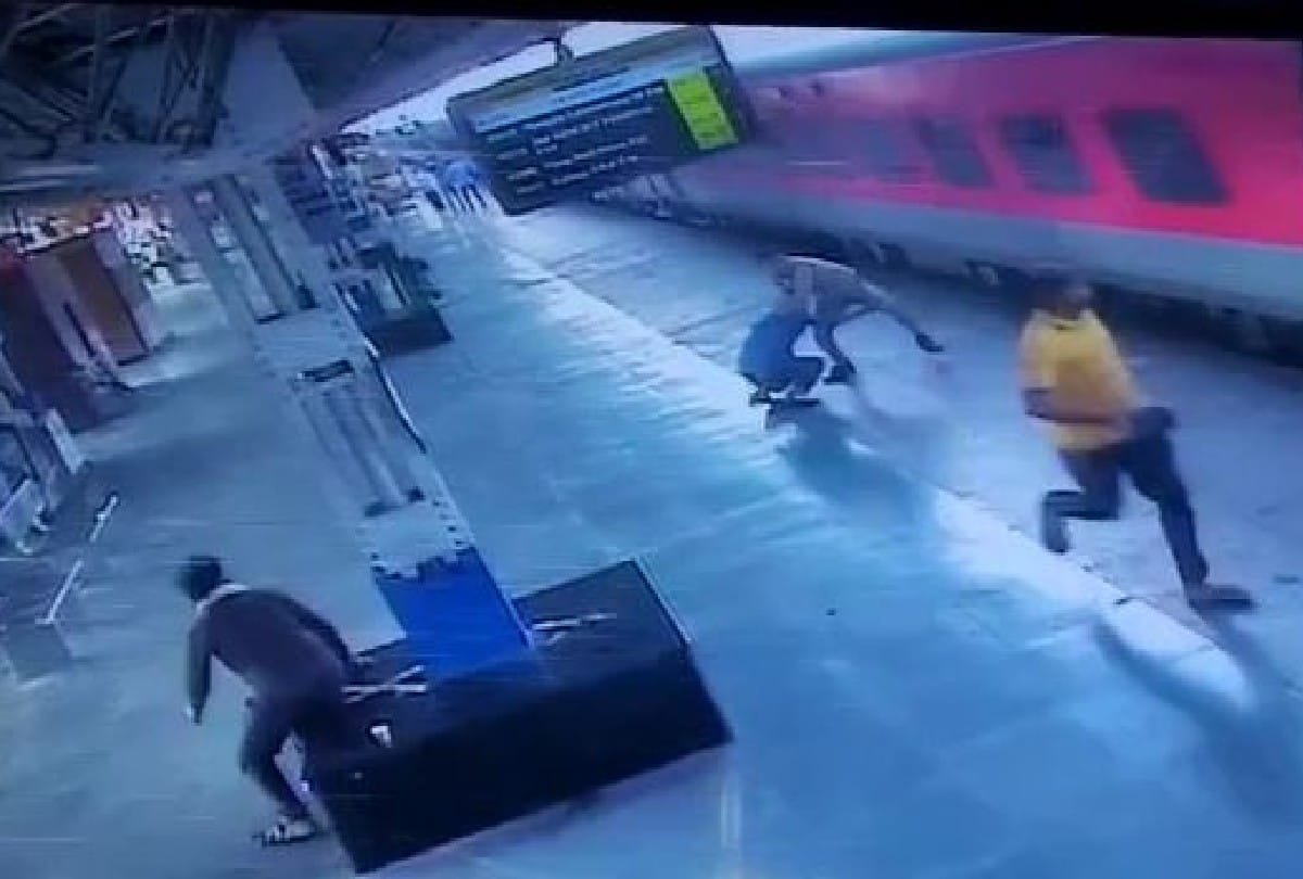 Rpf Soilder Save Passenger Life At Agra Cantt Railway Station Video Goes Viral