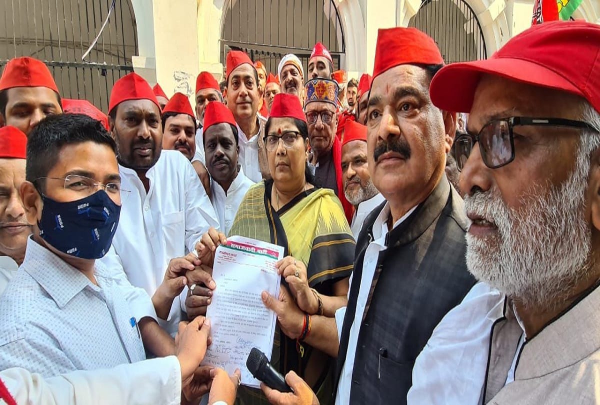 SP workers reached DM office against minister of Yogi government