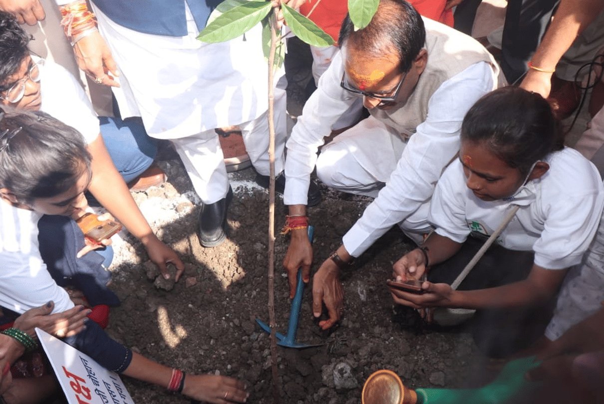 Govardhan Puja: Chief Minister performed Govardhan Puja in Bhopal and Ujjain, planted sapling with VD Sharma