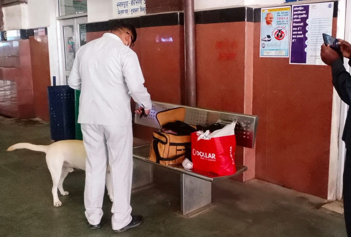 panic spread due to the unclaimed bag being found at Agra Fort station